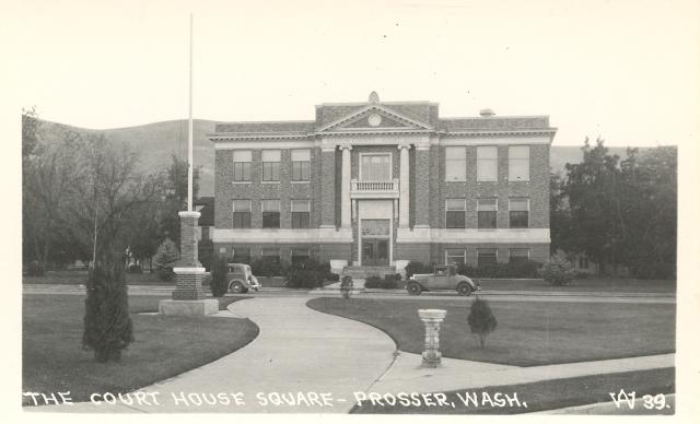 Exterior view of the courthouse in Prosser